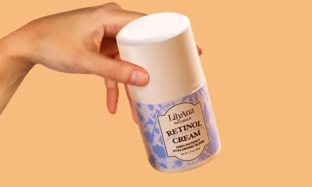 Dłoń trzymająca krem z retinolem LilyAna Naturals.