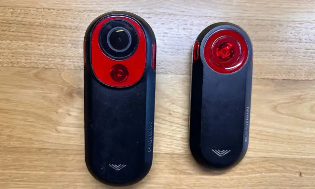 Dwa urządzenia Garmin: radar rowerowy z kamerą i lampka rowerowa.