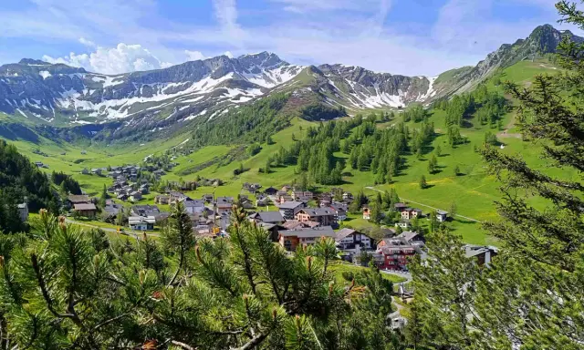 Villaggio alpino in Liechtenstein, con montagne innevate sullo sfondo. Un luogo incantevole da esplorare, scopri cosa vedere!