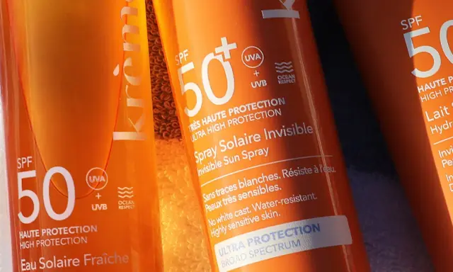 Trois tubes de crème solaire SPF 50, prêts à affronter le capital soleil. Protection invisible pour la peau.