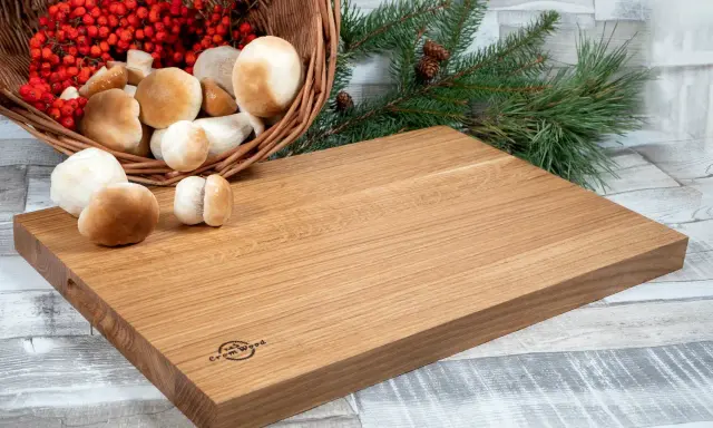 Deska do krojenia z jakiego drewna? Ta solidna, dębowa deska jest gotowa na jesienne zbiory grzybów i jarzębiny.