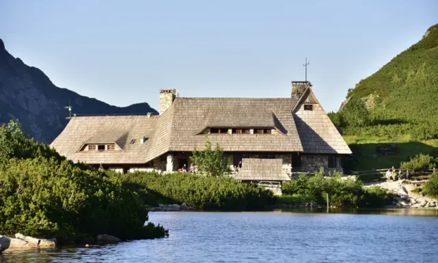 Ile kosztuje nocleg w schronisku? Przewodnik po cenach i zniżkach.