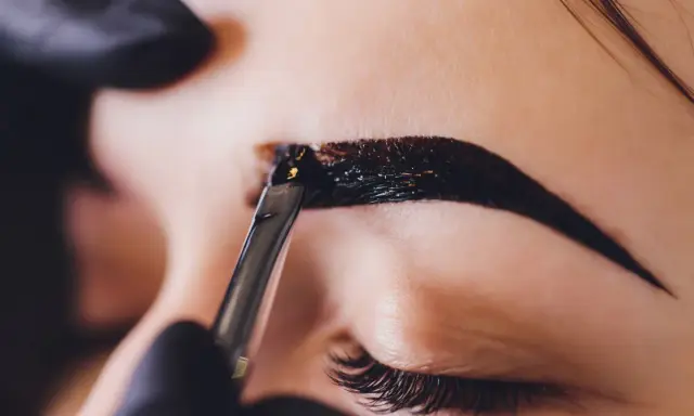 Co to henna? Poznaj jej sekrety, rodzaje i bezpieczne użycie.