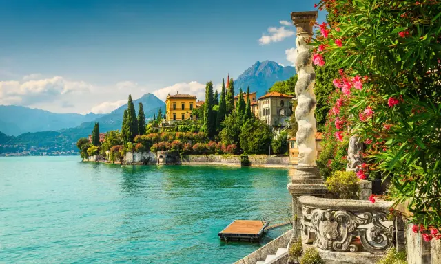 Una gita fuori porta Milano: ville storiche, natura rigogliosa e il lago azzurro creano uno scenario da sogno.