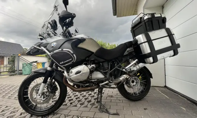 Gotowy na przygodę? Ten motocykl na bezdroża, BMW GS Adventure, czeka na odkrywanie nowych szlaków.