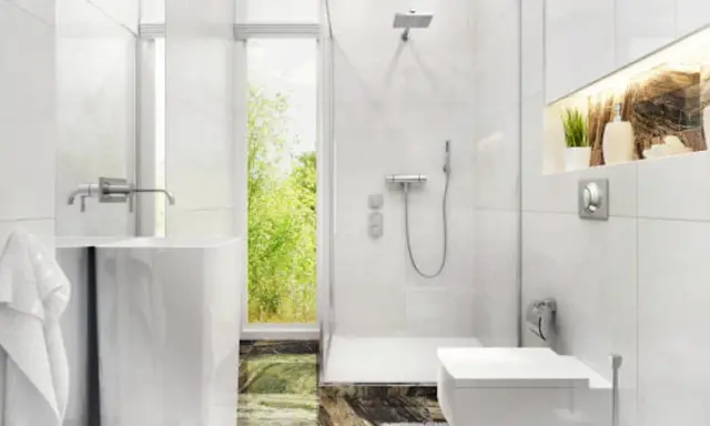 Modernos baños pequeños con ducha, lavabo flotante y ventana con vistas a la naturaleza.