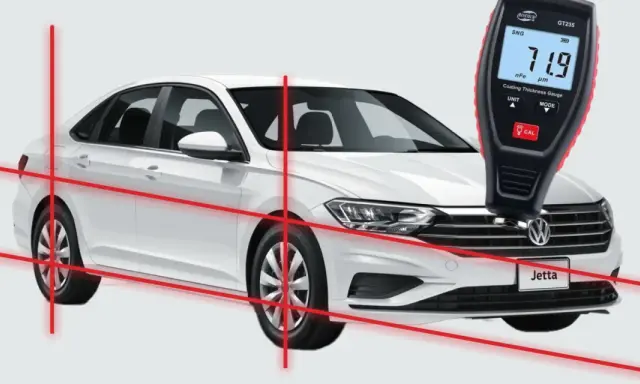 Medidor de espesor de pintura en un coche blanco, realizando pruebas de coches.