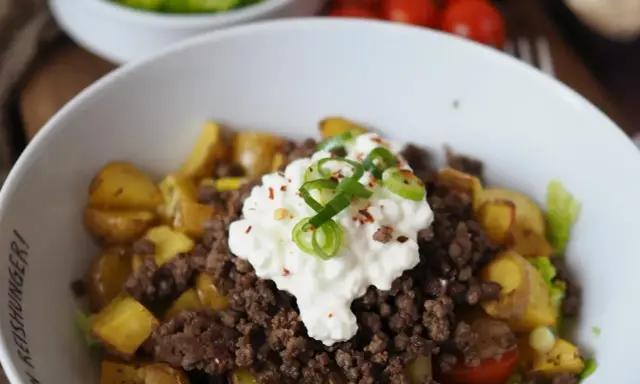 Herzhaftes Gericht mit Hackfleisch, Kartoffeln und Quark – ein ideales proteinreiches Abendessen.