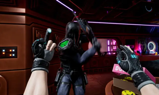 Gracz w rękawicach z neonowym blaskiem przygotowuje się do walki w świecie System Shock. W tle widać przeciwnika w cybernetycznym pancerzu.