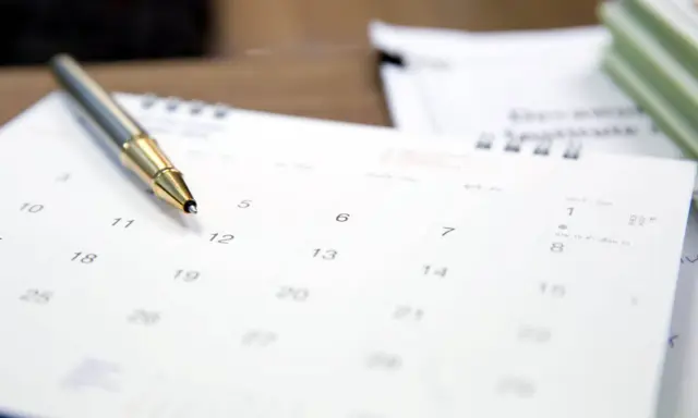 Długopis na kalendarzu. Czy pracodawca może zmienić godziny pracy? Planowanie zmian w harmonogramie.