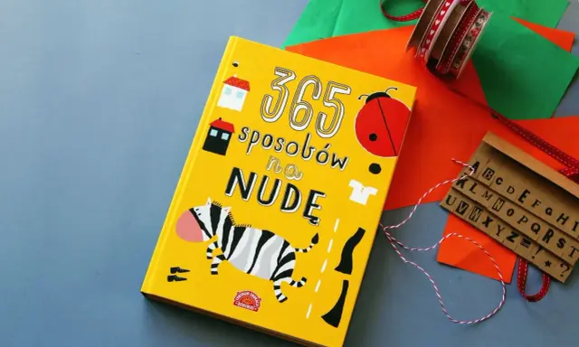 Żółta książka "365 sposobów na nudę" z zebrą, biedronką i literami.