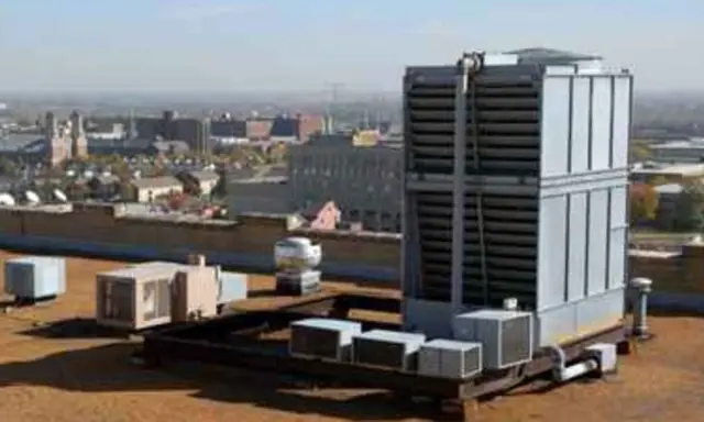 Unidades de aire acondicionado en una azotea, listas para que el aire acondicionado meta aire del exterior y refresque la ciudad.