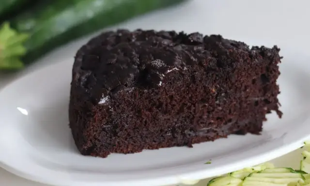 Wilgotne ciasto czekoladowe bez mleka, z cukinią w tle. Idealne dla alergików.