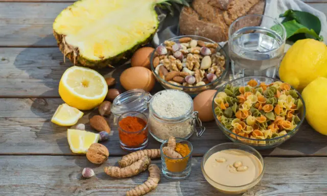 Składniki na dietę niskopurynową: ananas, cytryny, jajka, orzechy, ryż, makaron, pasta sezamowa, przyprawy.