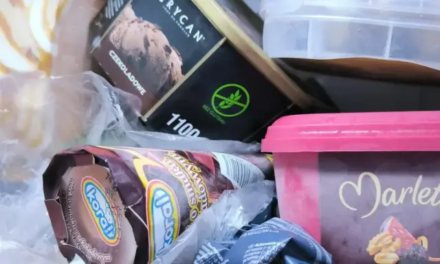 Zamrażarka pełna lodów, w tym czekoladowych Grycan i Koral. Wygląda na to, że panuje tam zbyt niska temperatura, bo wszystko jest mocno zmrożone.