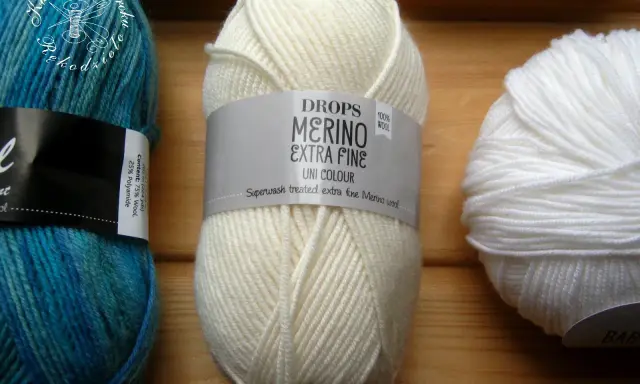 Kłębek kremowej włóczki DROPS Merino Extra Fine – co to znaczy? To superdelikatna, 100% wełna merino, idealna na ubranka.