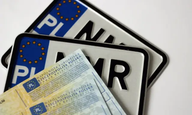 Polskie tablice rejestracyjne i dowód rejestracyjny, gotowe do przerejestrowanie samochodu.