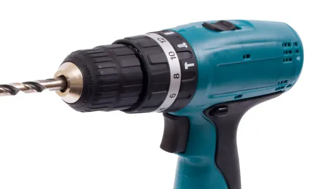 Taladro percutor inalámbrico de color turquesa con broca metálica. El simbolo taladro percutor se ve en su selector de torque.