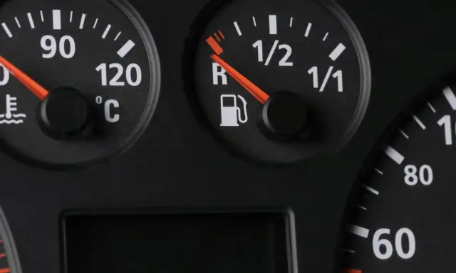 Wskaźnik paliwa w Renault Master pokazuje, że zostało go niewiele, prawie na rezerwie. Obok widać wskaźnik temperatury silnika.