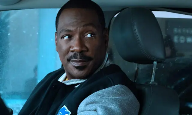 Eddie Murphy i en bomberjacka, redo för nya äventyr i en av sina filmer.