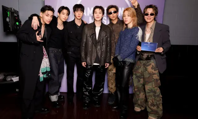 I sette membri dei BTS posano insieme, un momento che Giulia Pompili non dimenticherà.