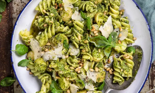 En närbild av en härlig pastasallad med pesto, pinjenötter och parmesan. Perfekt för en snabb och smakrik lunch.