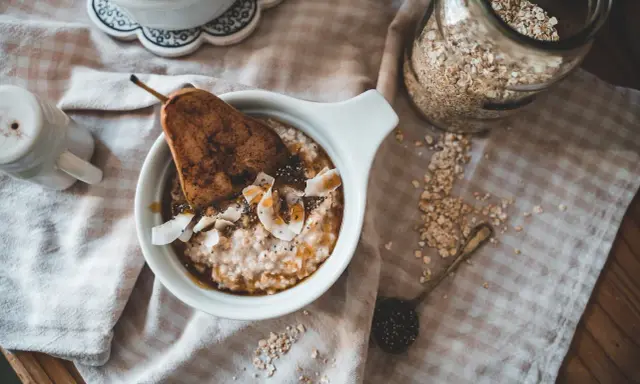 Haferflocken mit Birne und Kokosflocken. Warum keine Haferflocken bei Fructoseintoleranz? Hier ist eine fructosearme Alternative.