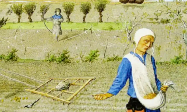 Bauern im Mittelalter bestellen Felder. Einer sät, ein anderer bearbeitet den Boden mit einer Egge. Im Hintergrund übt ein Bogenschütze.