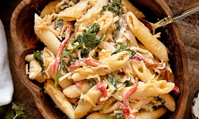 Penne w kremowym sosie z dodatkiem szpinaku i papryki. Ta tradycyjna sałatka z makaronem wygląda pysznie!