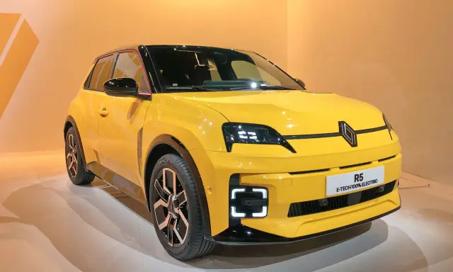 Renault 5 elettrica: dimensioni compatte e design iconico. Un'auto urbana perfetta per la città, con un look moderno e accattivante.