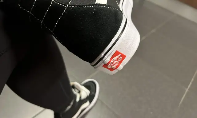 Czarne Vans z białym logo "Vans Off The Wall" na podeszwie. Oryginalne Vans a podróbki - te wyglądają na autentyczne.