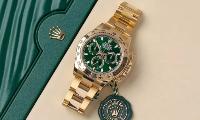 Lussuoso Rolex Daytona in oro giallo con quadrante verde. Il movimento ETA del Rolex è un capolavoro di ingegneria.
