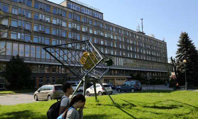 Uniwersytet Rolniczy w Krakowie. Przed monumentalnym budynkiem stoi abstrakcyjna rzeźba.