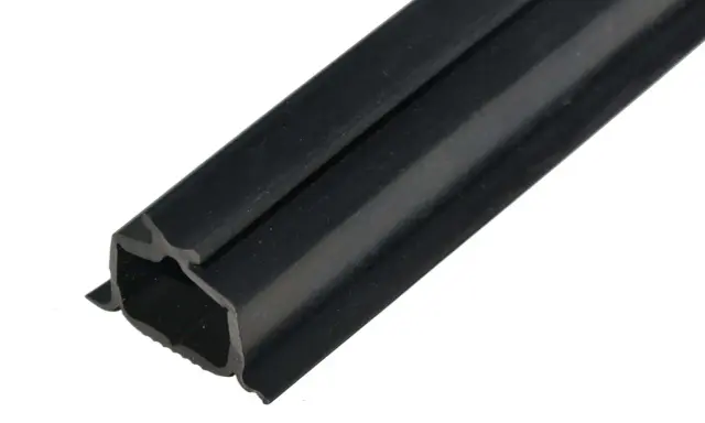 Profilé noir en EPDM, idéal pour l'étanchéité et la protection. Sa forme complexe assure une fixation solide et une barrière efficace.