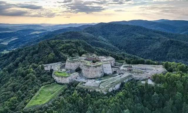 Twierdza na wzgórzu, otoczona lasem, to wspaniałe srebrna góra atrakcje. Widok z lotu ptaka ukazuje potęgę budowli.