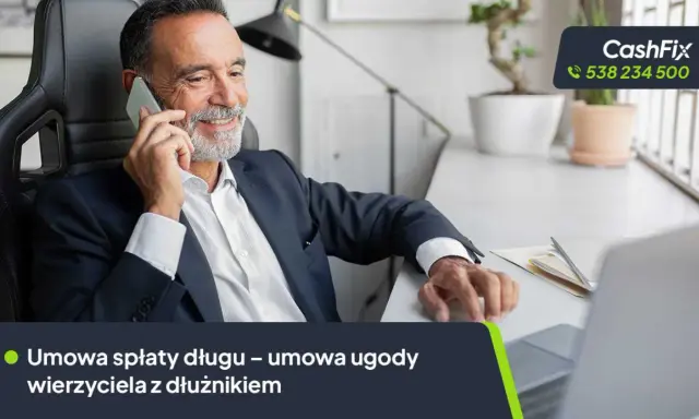 Uśmiechnięty mężczyzna rozmawia przez telefon, obok niego widoczny jest wzór umowy spłaty długu.