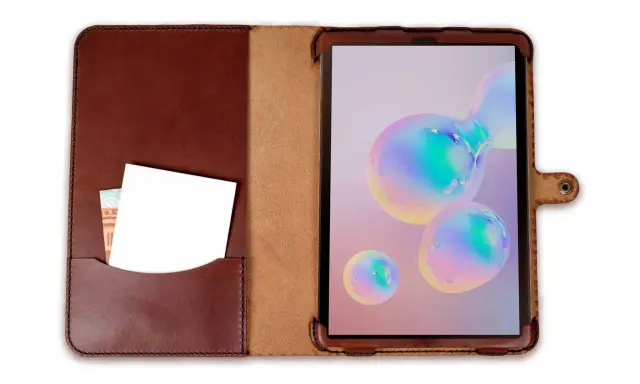 Brązowe skórzane etui na Samsung S6 Lite z miejscem na karty i dokumenty. Tablet w etui wyświetla kolorowe bańki.