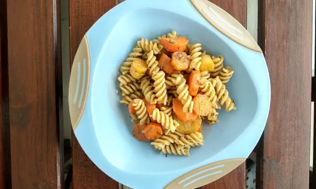 Szybki obiad dla niemowlaka: makaron fusilli z marchewką i ziemniakami, doprawiony ziołami.