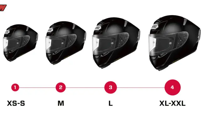 Cuatro tipos de cascos negros de moto, de menor a mayor tamaño, etiquetados XS-S, M, L, XL-XXL.