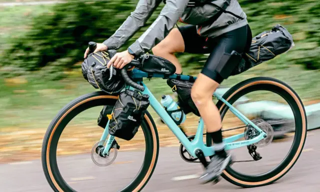 Person auf einem voll beladenen Rennrad für Rennradtouren Deutschland, bereit für das nächste Abenteuer.