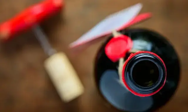 Otwarte wino: Jak zachować smak i aromat na dłużej?