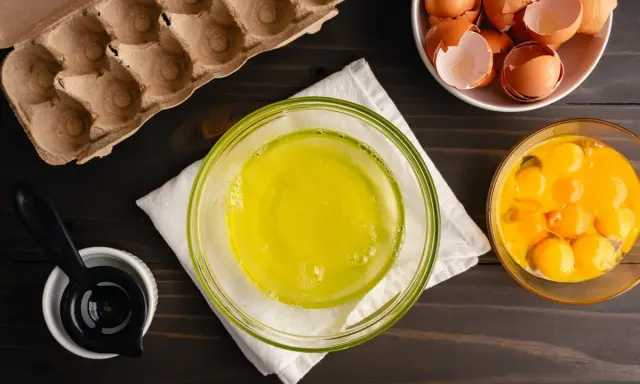 Białka w misce, żółtka w drugiej. Czas na pyszne bezy! Co zrobić z białek?