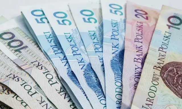 Polskie banknoty 10, 20, 50 i 100 zł. Zastanawiasz się, jaka jest najniższa krajowa na godzinę?