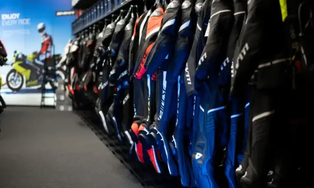 Jednoczęściowy czy dwuczęściowy? Kombinezon motocyklowy bez żalu