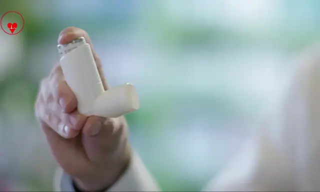 Hand hält Inhalator mit beclometasondipropionat, einem Cortison-Medikament zur Asthmabehandlung.