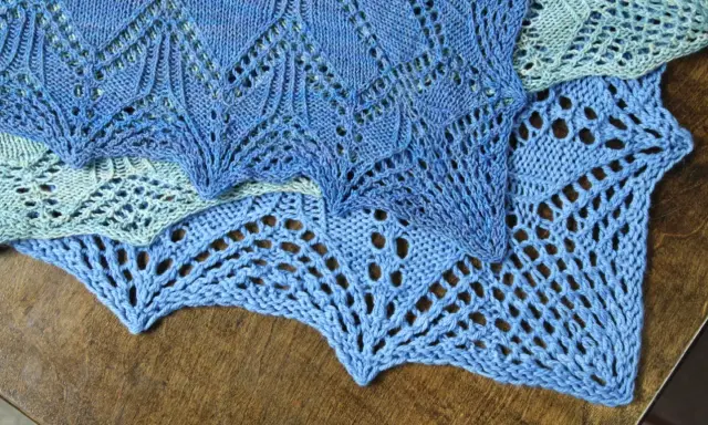 Detalle de tejido a dos agujas con punto vainica en tonos azules y verdes.