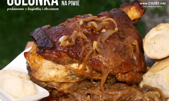 Soczysta golonka w piwie, duszona z cebulką, podana z chrzanem i bagietką. Prawdziwa uczta dla podniebienia!