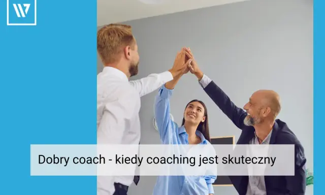 Trzy osoby świętują sukces, dając sobie "piątki". To pokazuje, jak coaching co to jest, gdy przynosi efekty.