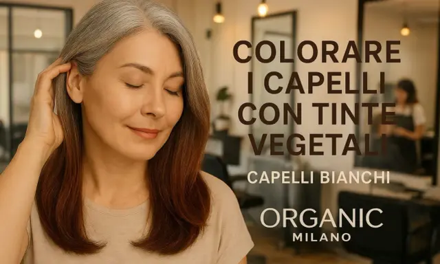 Donna con capelli grigi e castani, che scopre la bellezza delle erbe tintorie per capelli bianchi.
