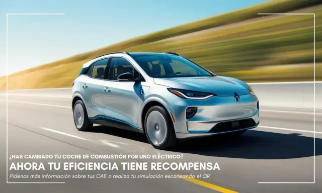 Un elegante automóvil eléctrico plateado se desplaza por una carretera escénica.